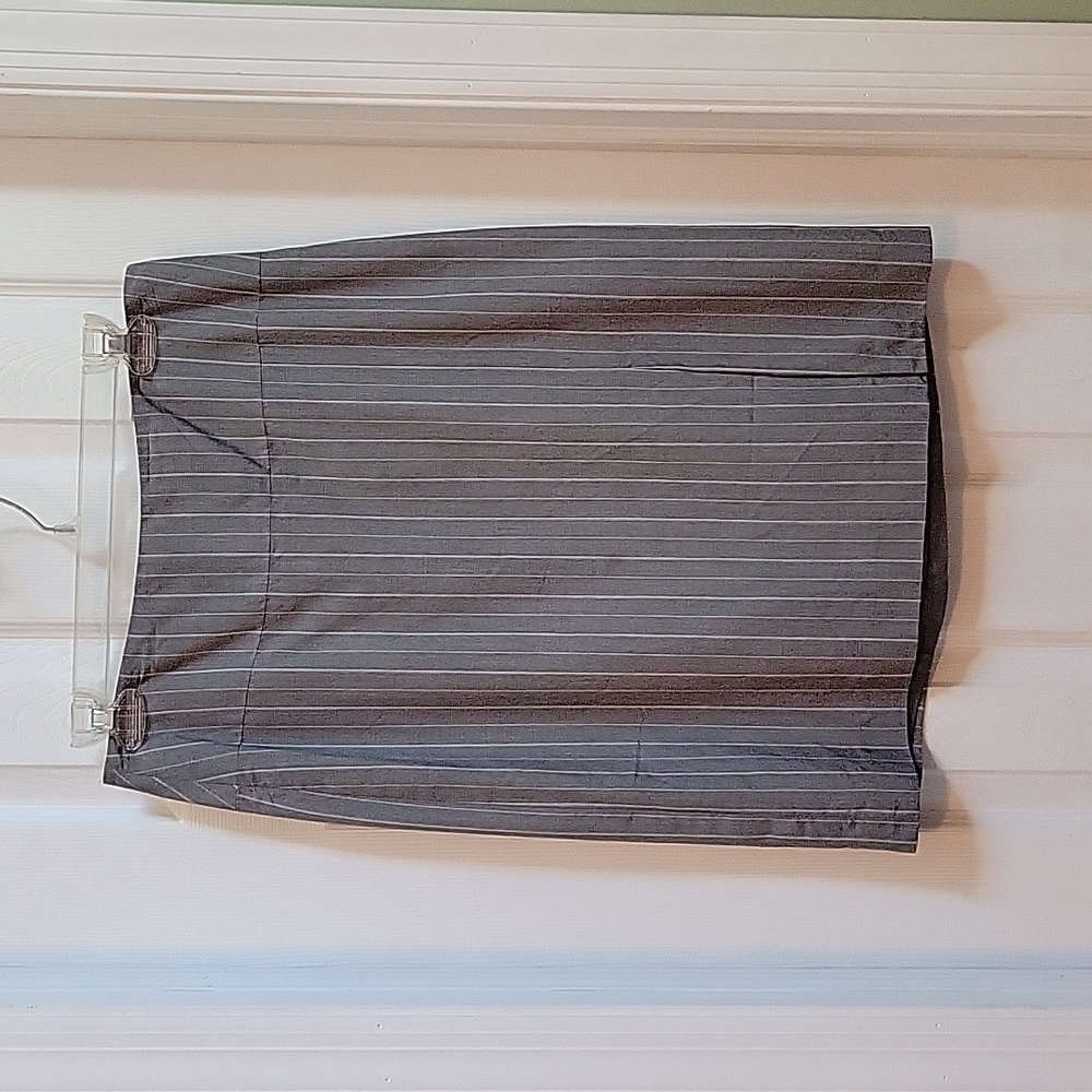 Banana Republic Gray Classic Pinstripe Silk Skirt 😍